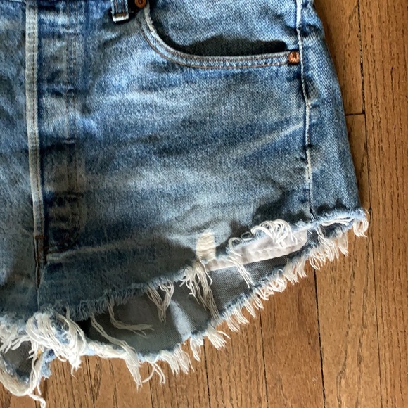 Levi’s 501 button fly distressed jean short shorts - Picture 4 of 7